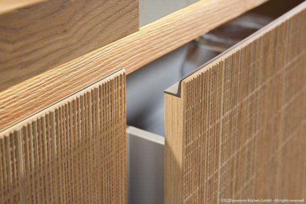 2710 Fabrics knob oak close